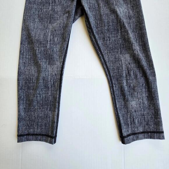 Women's Gray Textured Activewear Leggings - Picture 4 of 8